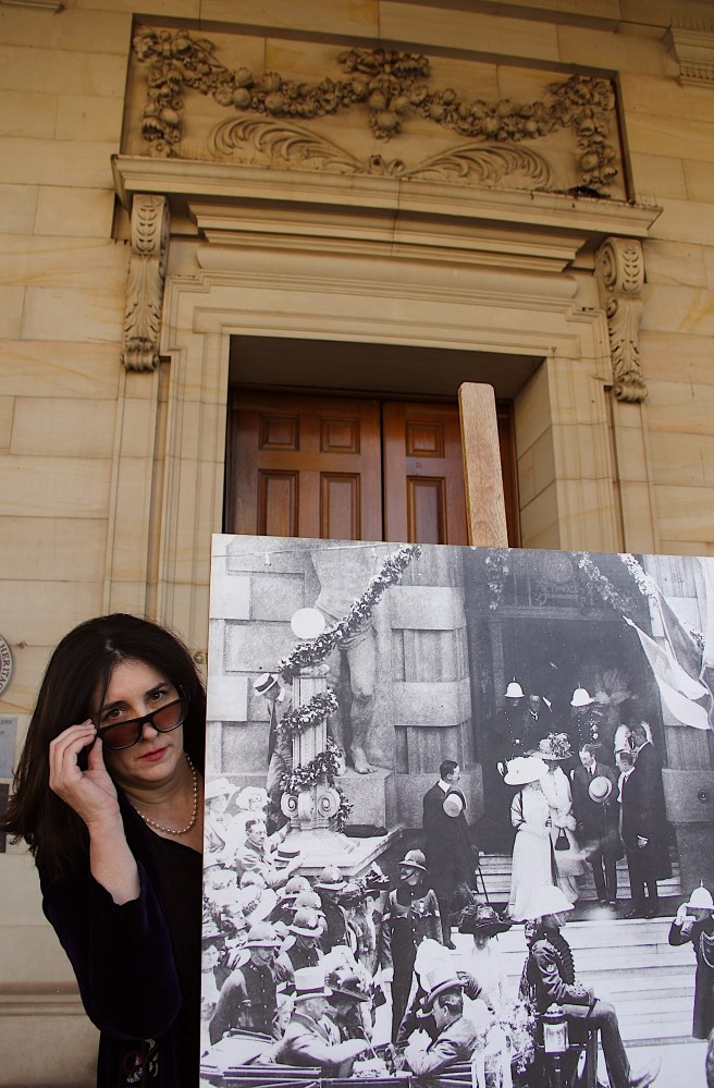 Leila Henriques as the actress