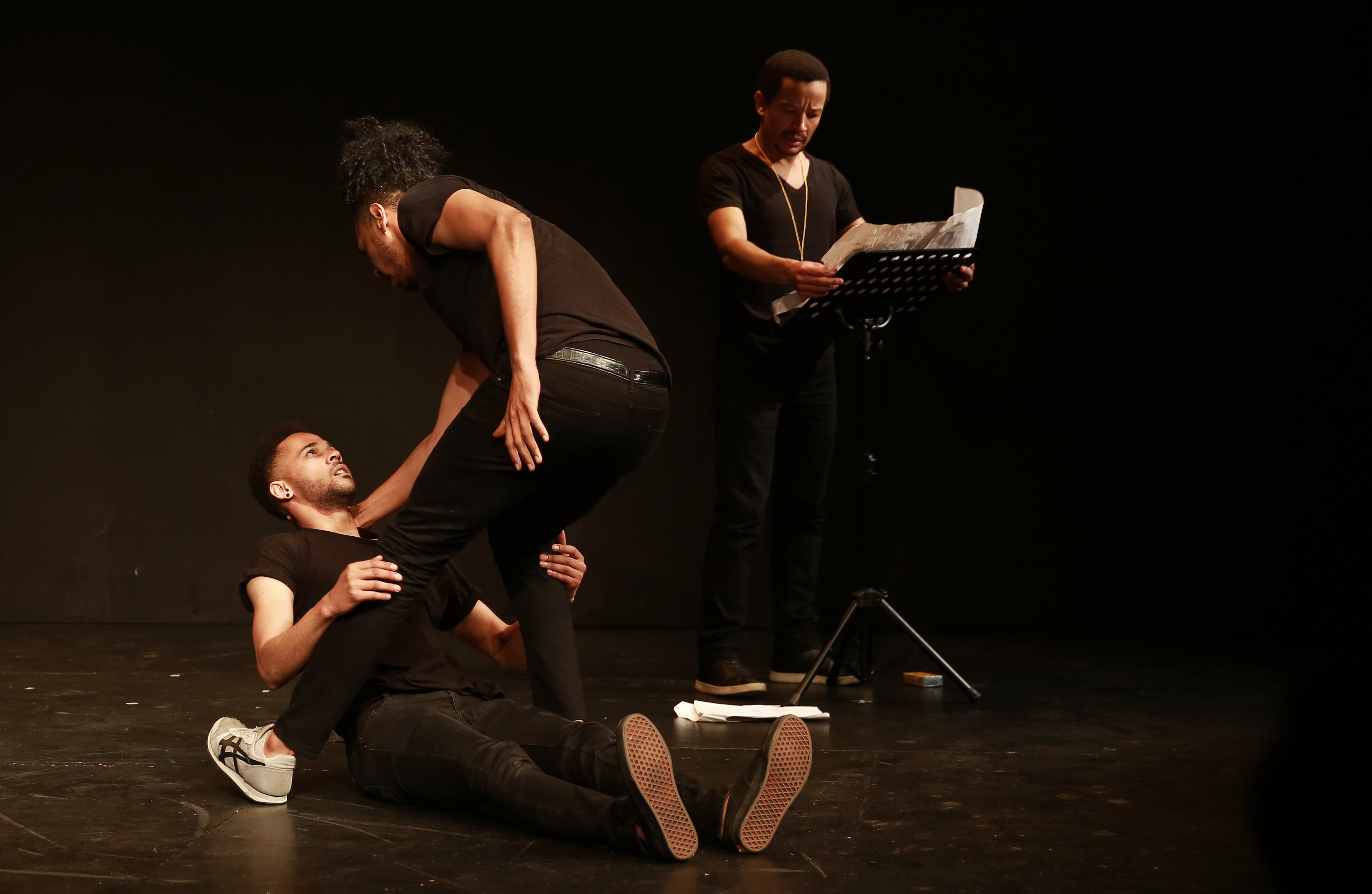 KKNK Karatara Shaun Oelf (sitting), Grant van Ster (looming) and Dean Balie as narrator